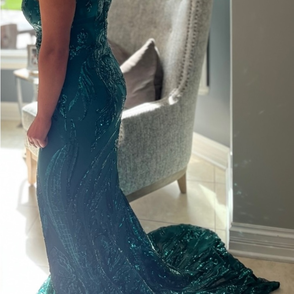 Beautiful emerald green sequin dress with train. - Picture 2 of 7